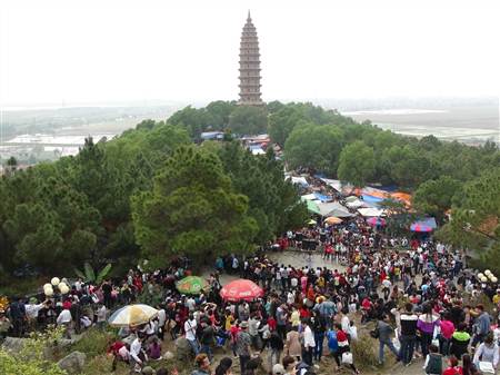 Spring festivals draw visitors to Bac Ninh